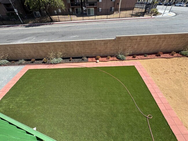 Building Photo - Move in Ready - Spacious 3 bed 2 bath Upda...