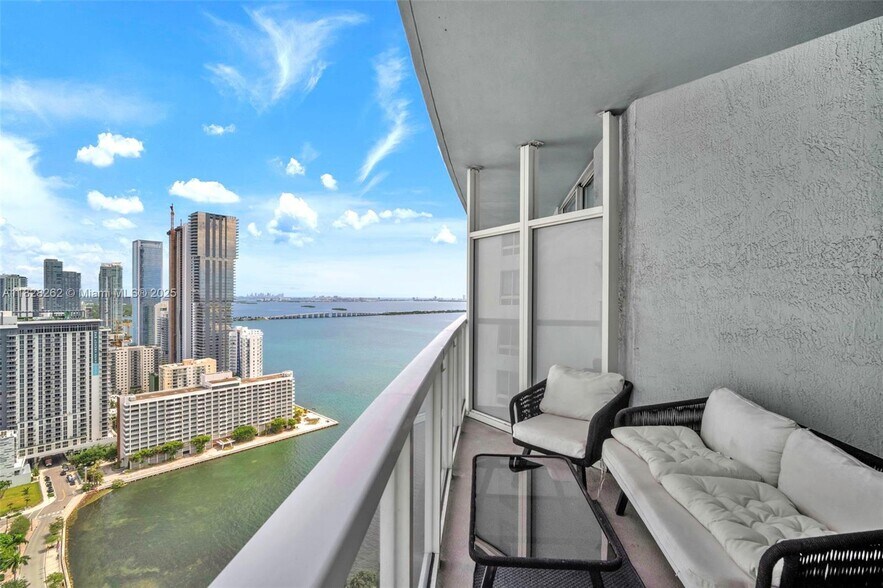 Balcony - 1900 N Bayshore Dr