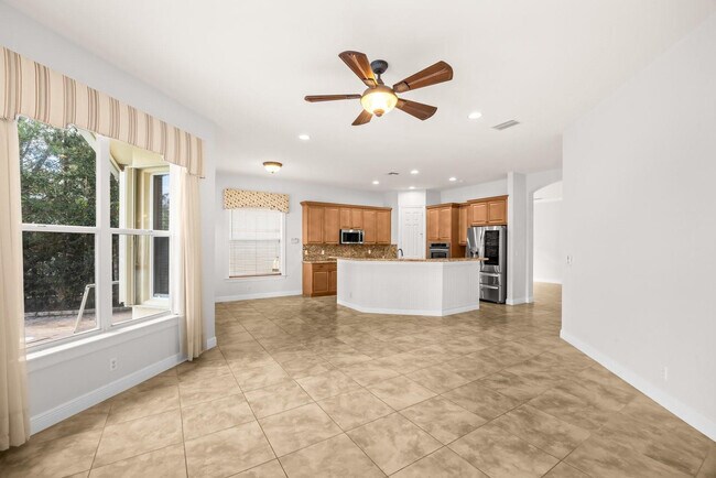 Building Photo - 844 SW Pebble Ln