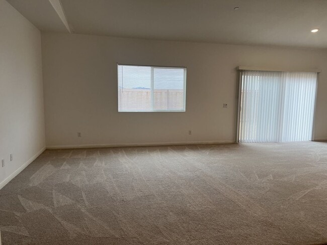 Building Photo - 4 Bedroom 2 Bath