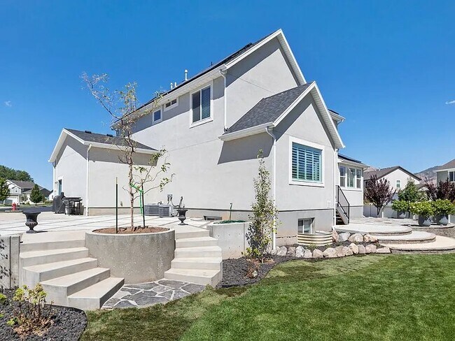 Building Photo - 301 S Thomas Cir