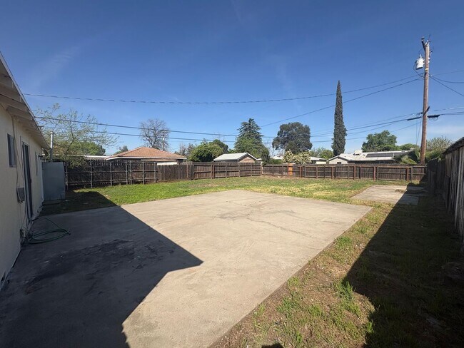 Building Photo - 3 Bedroom 1 Bath S Visalia available now