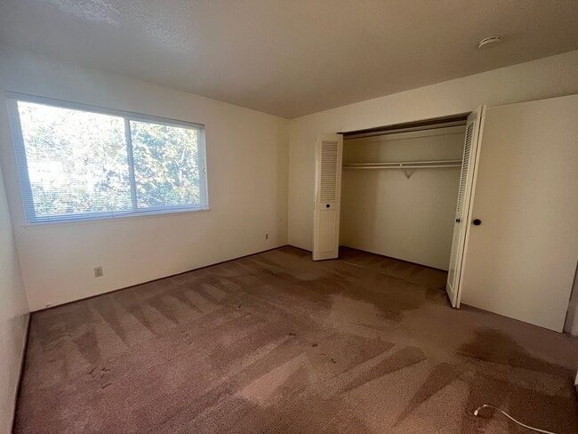 Building Photo - Spacious 4bed 2bath home available now!