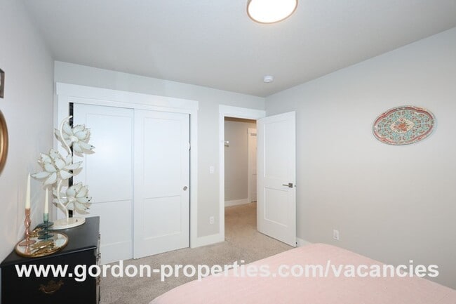 Building Photo - SE Golden Eagle Ln - 4 bedroom home in Hap...