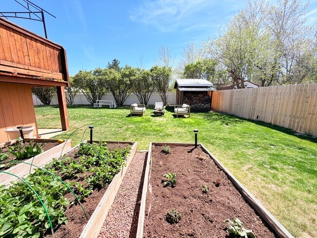 Building Photo - Beautiful Spacious Fox Farm Home