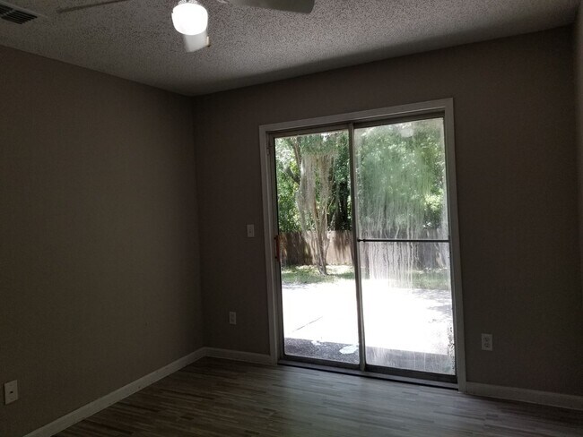 Building Photo - 3 Bed 1 Bath Home