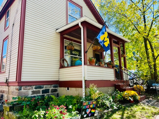 Building Photo - 425 5th St