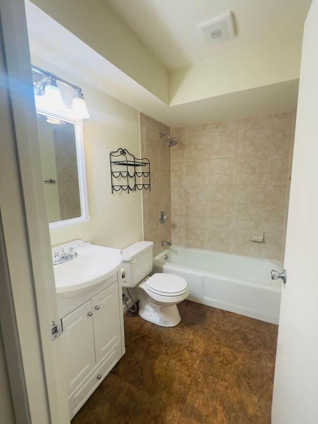 Building Photo - 2 Bed 2 Bath Duplex Long Term Rental!