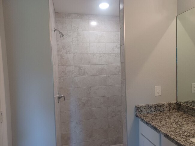 Building Photo - 417 SW 26th Ave