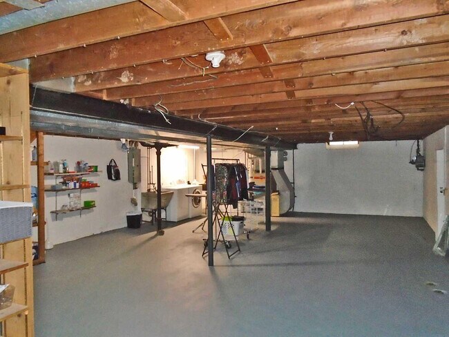 Building Photo - 616 Leona Dr