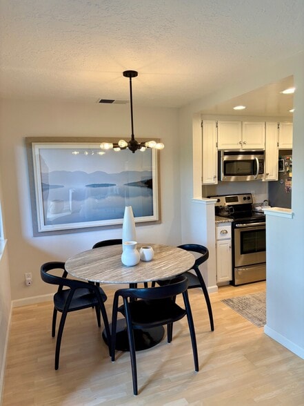 Dining area - 820 Sea Spray Ln