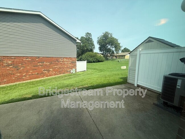 Building Photo - 3851 Hillsboro Dr