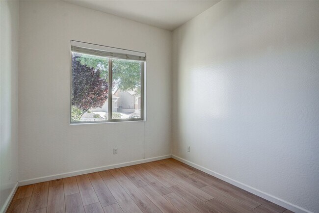 Building Photo - 3 Bedroom, 2 Bathroom Townhome in Granvill...