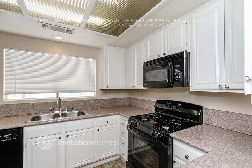 Building Photo - 330 Templeton Dr
