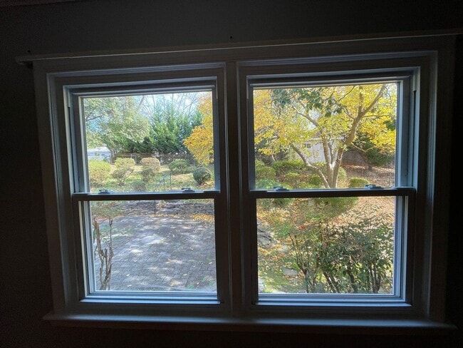 Building Photo - Cheerful 3 Bedroom 2 Bathroom With Office And Spacious Fenced Yard In Beautiful Pimmit Hills