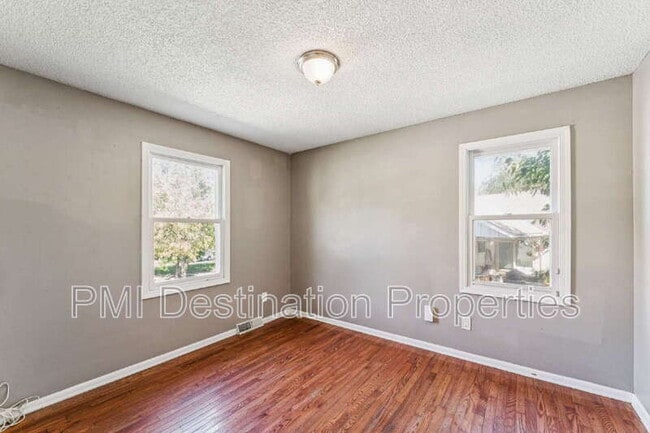 Building Photo - 525 NE Karapat Dr