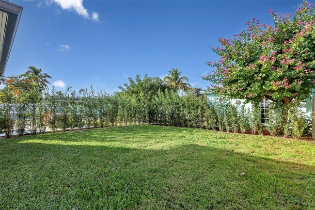 Building Photo - 1201 N 16th Ave