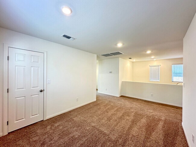 Building Photo - Saguaro North