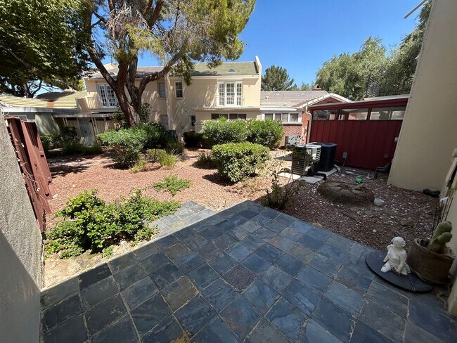 Building Photo - SPACIOUS 2 BEDROOM TOWNHOME IN LAS VEGAS COUNTRY CLUB