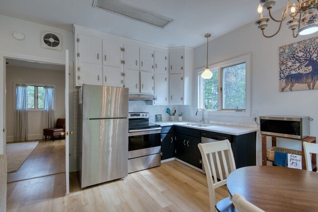 Building Photo - Cozy Apartment in Premium Christiansburg Area