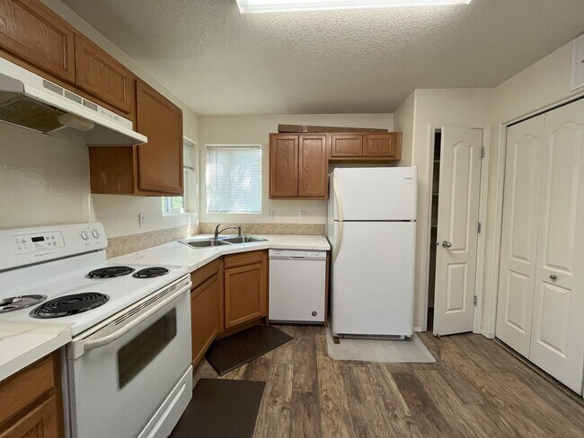Building Photo - Bright 2-Bedroom Condo with Laminate Floor...
