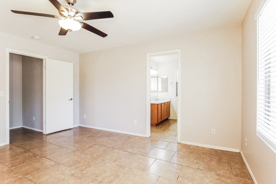 Building Photo - 7907 N 53rd Dr