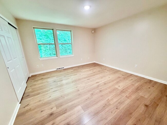 Building Photo - 2 Bedroom (+ Office) Home Burlington Available 8/1