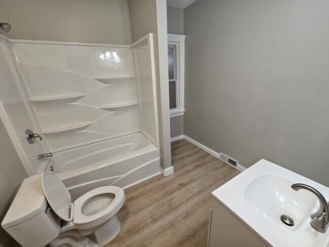 Building Photo - 1914 W 58th St