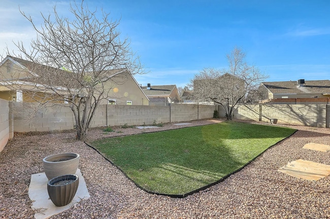 Building Photo - 3 Bed 2 Bath Near Cottonwood Mall