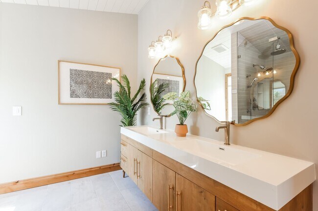 Building Photo - 6 Bed/6 Bathroom house in Riverton