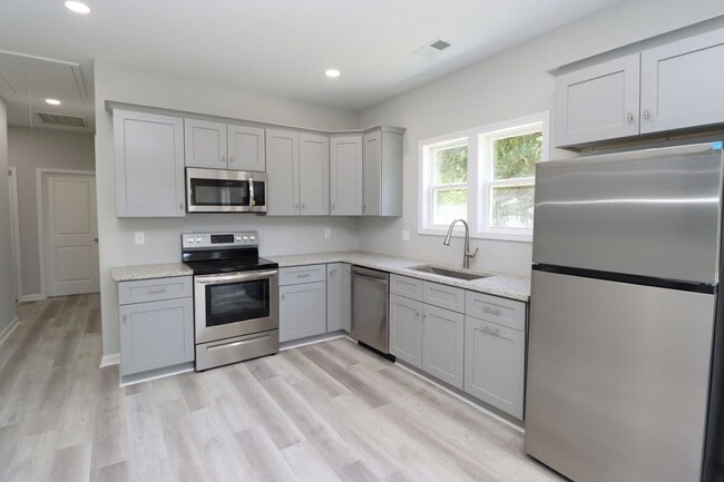 Building Photo - Student-Friendly 4BR/4BA Home in Downtown ...