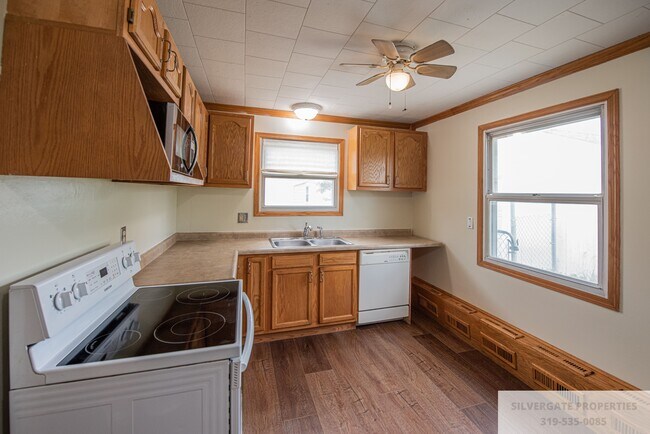Kitchen - 3711 Oakland Rd NE