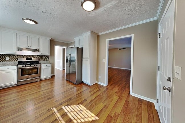 Building Photo - 1606 Shadowbrook Dr