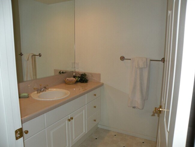 Building Photo - 2 Bed 3 Bath Condo at Galleria in the Hear...
