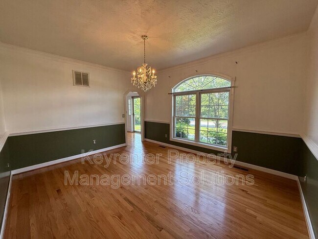 Building Photo - 104 Buckingham Pl