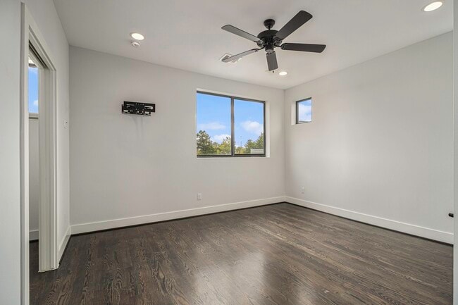Building Photo - 503 E 34th St