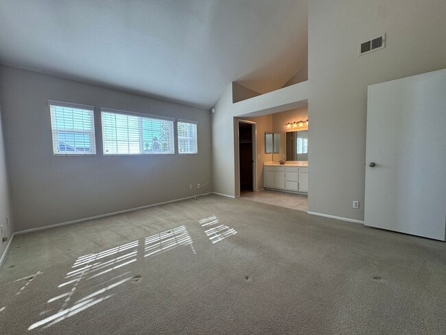 Building Photo - Townhome-Style 2BR/2.5BA + Loft | East Ventura (Beacon Court Community)