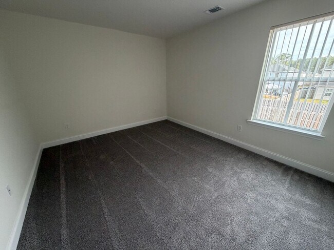 Building Photo - FOR RENT