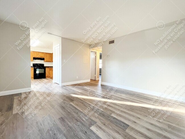 Building Photo - 3906 E Bird St B