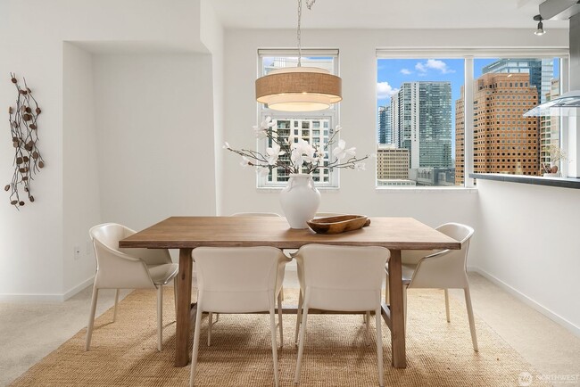 Building Photo - 2Bd/1.75Ba Bellevue Condo