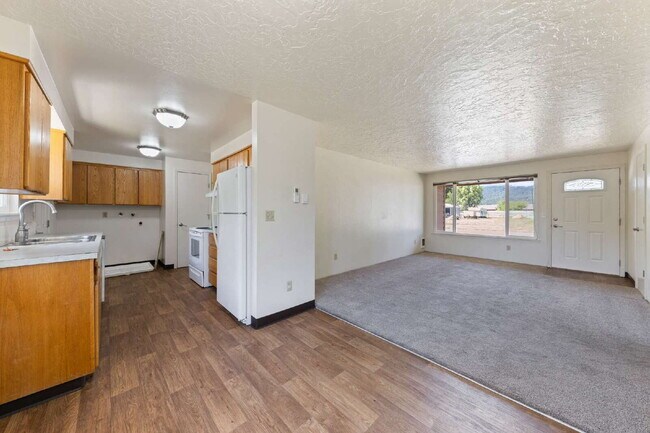 Building Photo - 2 Bedroom Duplex **MOVE IN SPECIAL** $500 ...