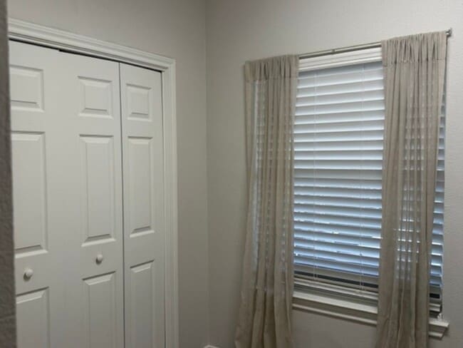 Building Photo - Living Just Blocks from Baylor University