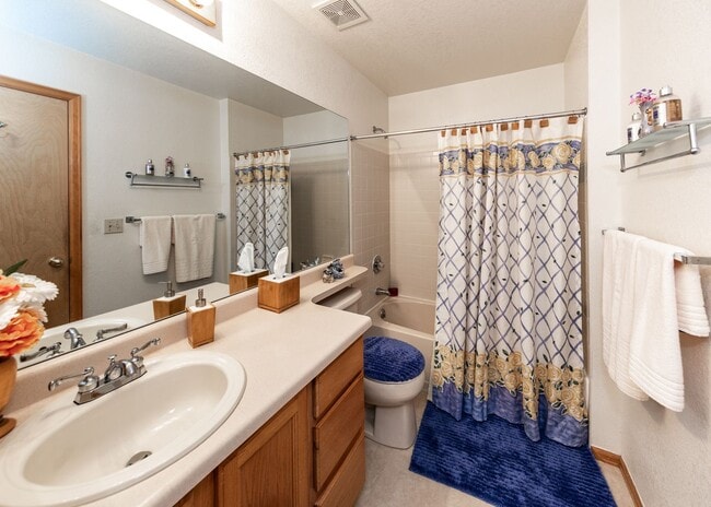 Building Photo - Spacious 5 Bedroom in D20 centrally located