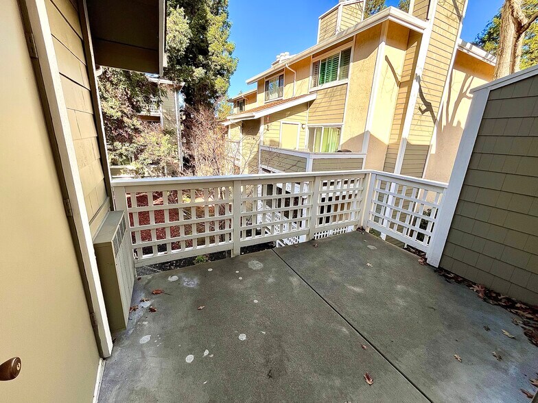 Building Photo - 2625 Oak Rd