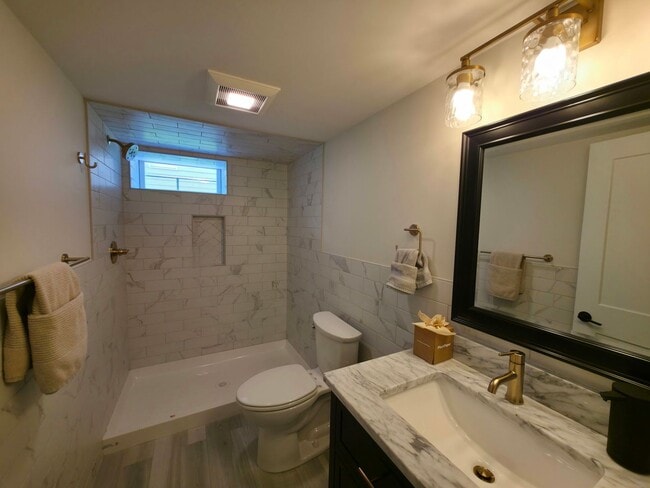 Building Photo - Luxury Living in Ridgewood