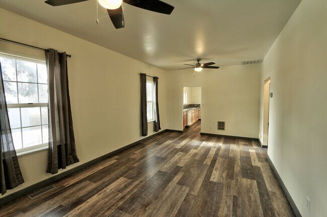 Building Photo - 2 Bedroom 1 Bath- House