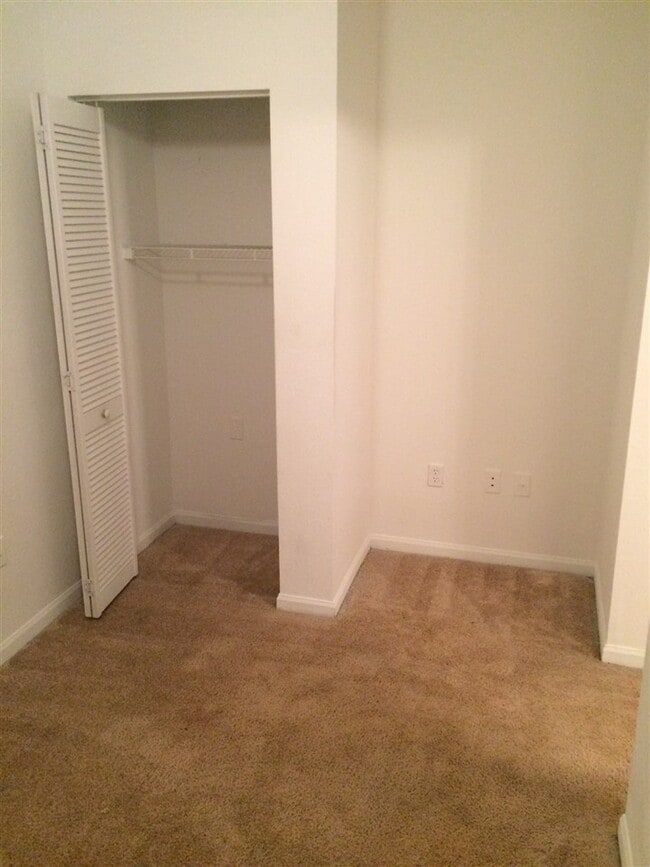 Building Photo - 207 Putnam Dr