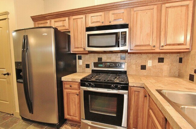 Building Photo - Immaculate Single-Level Townhouse