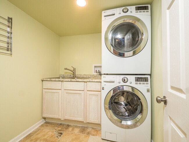 Building Photo - 33 River Oaks Cir E