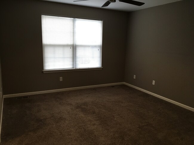 Building Photo - Newer 3 Bed Townhome in Grain Valley